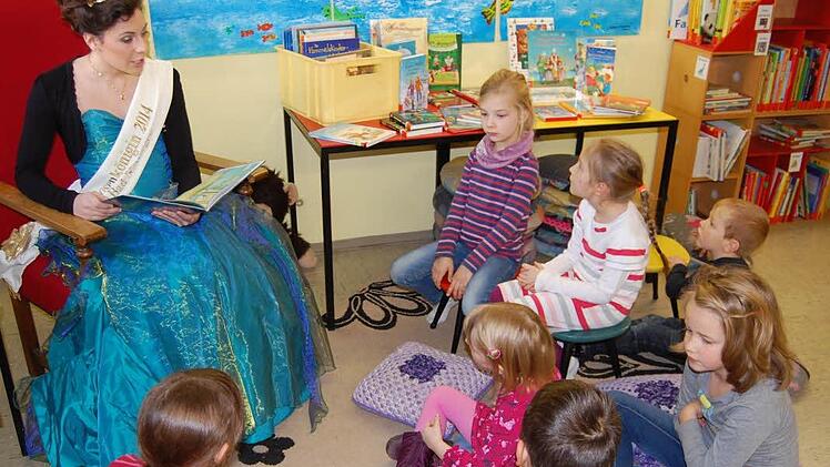 Bad Kissingens Rosenkönigin Aileen Kempf las am bundesweiten Vorlesetag in der Stadtbücherei Foto: Dobschütz