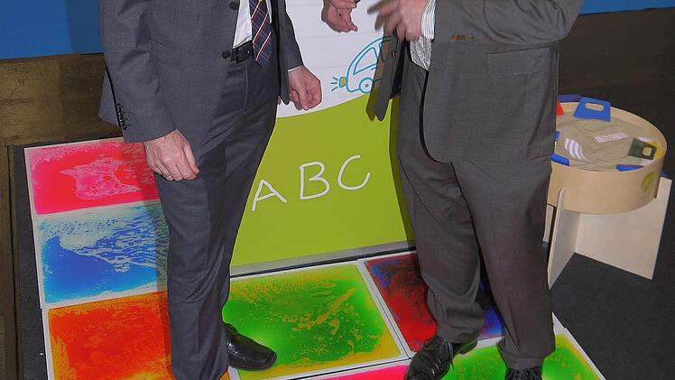 Eduplay: Holger Durst (rechts) erklärt Martin Schmidt die Funktion der "Faszinationsmatten". Foto: Berthold Köhler