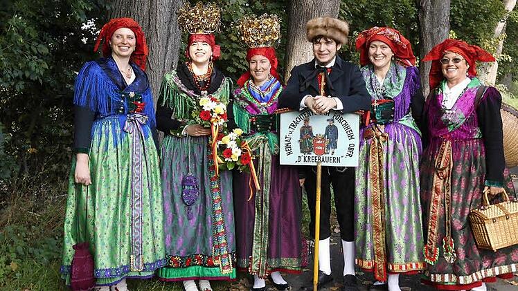 Bei Umzügen wie beim Annafest oder beim Erntedankfest in Fürth sind "D'Kreebauern" echte Farbtupfer. Foto: privat