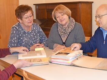 Sie freuen sich auf die Theateraufführungen. Diese vier Neusiche Theaterspieler haben schon Theatergeschichte in den vergangenen 36 Jahren in Neuses geschrieben. Die Theaterstücke sind meist schon im Vorverkauf ausverkauft, das Publikum kommt teils von weit her (v. l.): Hans Richter, Rosi Popp, Roswitha Hummel und Hans Schrepfer aus dessen Feder "Die Tant'n kumma" stammt.  Foto: K.- H. Hofmann