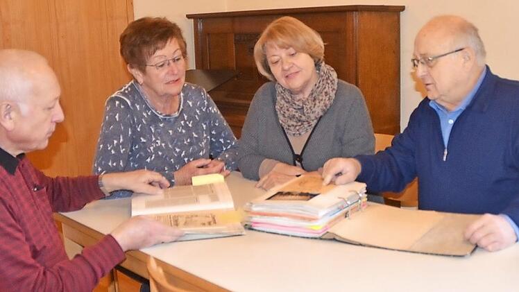 Sie freuen sich auf die Theateraufführungen. Diese vier Neusiche Theaterspieler haben schon Theatergeschichte in den vergangenen 36 Jahren in Neuses geschrieben. Die Theaterstücke sind meist schon im Vorverkauf ausverkauft, das Publikum kommt teils von weit her (v. l.): Hans Richter, Rosi Popp, Roswitha Hummel und Hans Schrepfer aus dessen Feder "Die Tant'n kumma" stammt.  Foto: K.- H. Hofmann