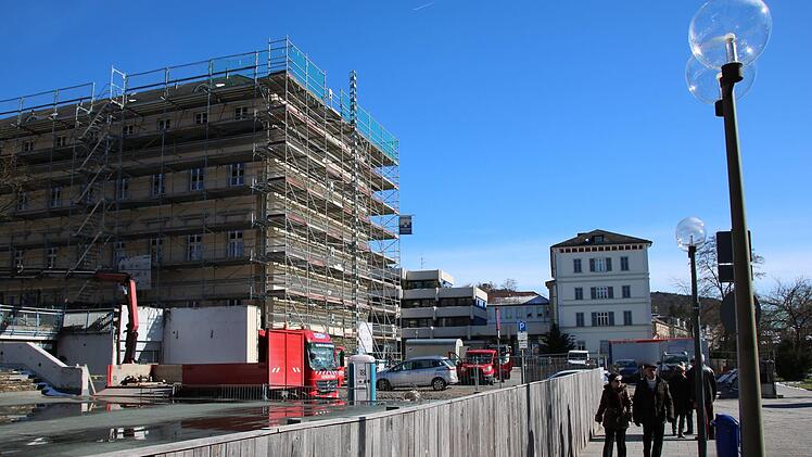 Die Baustelle des Kurhausbades zieht regelmäßig Zaungäste an, im Vordergrund ist das Areal des früheren Kurhaushotels, das aktuell als Baufeld genutzt wird, aber möglichst bald neu gestaltet werden soll. Foto: Ralf Ruppert
