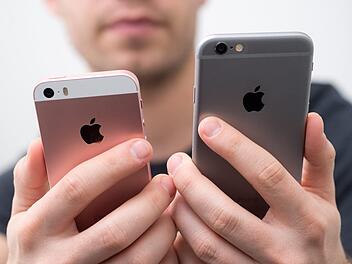 Einer Diebesbande ist es gelungen innerhalb mehrerer Monate iPhones im Wert von 250.000 Euro zu erbeuten. Jetzt hat die Polizei erste Ermittlungserfolge verbucht. Symbolfoto: Silas Stein/dpa