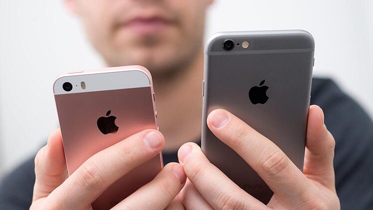 Einer Diebesbande ist es gelungen innerhalb mehrerer Monate iPhones im Wert von 250.000 Euro zu erbeuten. Jetzt hat die Polizei erste Ermittlungserfolge verbucht. Symbolfoto: Silas Stein/dpa