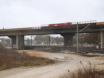 Ihre Tage sind gezählt: Der östliche Teil der Autobahnbrücke der A 73 bei Kemmern wird zwischen dem 30. März und dem 2. April abgebrochen.  Fotos: Sebastian Schanz