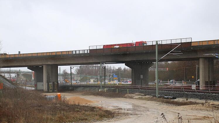 Ihre Tage sind gezählt: Der östliche Teil der Autobahnbrücke der A 73 bei Kemmern wird zwischen dem 30. März und dem 2. April abgebrochen.  Fotos: Sebastian Schanz