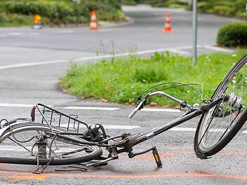 In Aschaffenburg endete eine Radfahrt im Krankenhaus. Ein geplatzter Reifen ihres Fahrrads wurde einer Frau zum Verh&auml;ngnis. Symbolfoto: Arnulf Stoffel/dpa