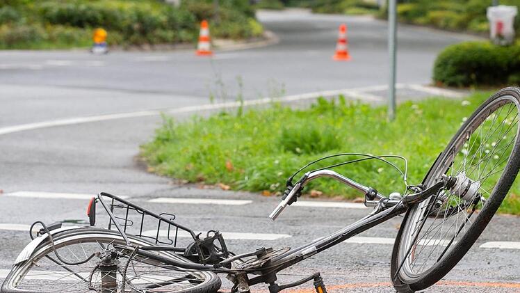In Aschaffenburg endete eine Radfahrt im Krankenhaus. Ein geplatzter Reifen ihres Fahrrads wurde einer Frau zum Verh&auml;ngnis. Symbolfoto: Arnulf Stoffel/dpa