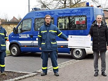 Landrat Christian Meißner dankte den Helfern des THW-Ortsverbandes Bad Staffelstein für ihren unermüdlichen Einsatz in den vergangenen Monaten. Als kleine Anerkennung übergab er - mit einem symbolischen Scheck - eine Spende von 2500 Euro. Im Bild von links: Zugtruppführer Maximilian Schubert, Zugführer Daniel Schell, der Vorsitzende der THW-Helfervereinigung, André Hofmann, Landrat Christian Meißner sowie THW-Ortsbeauftragter Johannes Stich