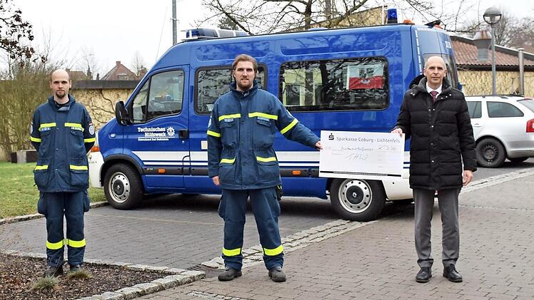 Landrat Christian Meißner dankte den Helfern des THW-Ortsverbandes Bad Staffelstein für ihren unermüdlichen Einsatz in den vergangenen Monaten. Als kleine Anerkennung übergab er - mit einem symbolischen Scheck - eine Spende von 2500 Euro. Im Bild von links: Zugtruppführer Maximilian Schubert, Zugführer Daniel Schell, der Vorsitzende der THW-Helfervereinigung, André Hofmann, Landrat Christian Meißner sowie THW-Ortsbeauftragter Johannes Stich