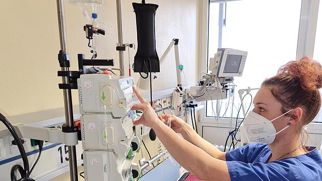 Kathrin U. kontrolliert ein Intensivbett, auf dem gleich eine neue Corona-Patientin liegen wird. Wenn sich nichts &auml;ndert, darf sie ab 15 M&auml;rz 2022 nicht mehr arbeiten.