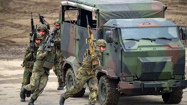 Soldaten der Bundeswehr bei einer &Uuml;bung: Durch den Krieg in der Ukraine nahm die Debatte um eine allgemeine Dienstpflicht wieder Fahrt auf.