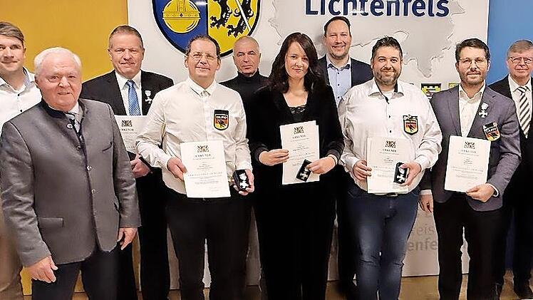 Das Foto zeigt (von links): Michael Zapf (B&uuml;rgermeister Stadt Weismain), Helmut Fischer (Stellvertreter des Landrats), Michael Dreiseitel (40 Jahre), Markus Gampert (25 Jahre), Gregor Friedlein-Zech (B&uuml;rgermeister Markt Marktzeuln), Christina Lott...