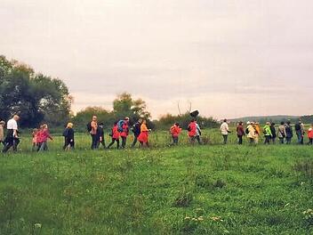 In langer Kolonne marschierten die Wallfahrer aus Adelsdorf durch die Natur in Richtung Kreuzberg. Foto: privat