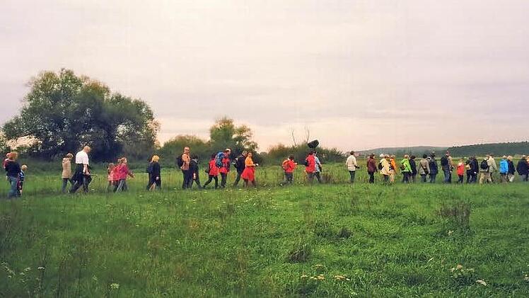 In langer Kolonne marschierten die Wallfahrer aus Adelsdorf durch die Natur in Richtung Kreuzberg. Foto: privat