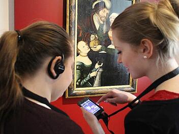 Jessica Lindlein (links) und Michelle Mück holen sich die Informationen zum Cranach-Gemälde "Ungleiches Liebespaar" von ihrem Audioguide. Fotos: Ulrike Nauer