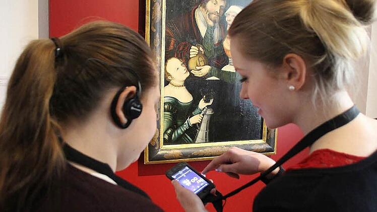 Jessica Lindlein (links) und Michelle Mück holen sich die Informationen zum Cranach-Gemälde "Ungleiches Liebespaar" von ihrem Audioguide. Fotos: Ulrike Nauer