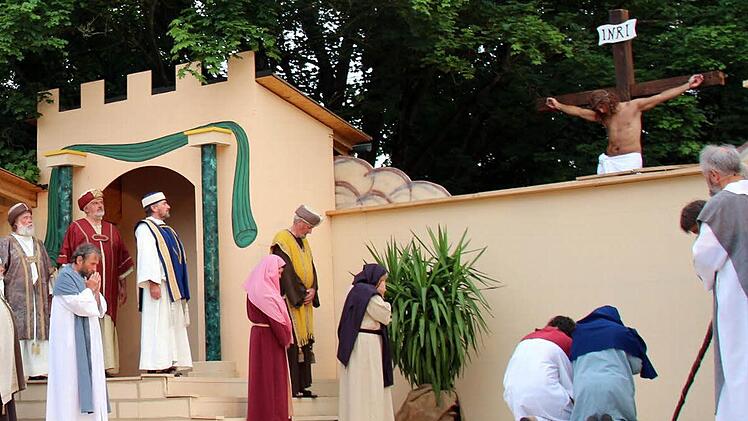 Nicht nur Bühnenbild und Kostüme, sondern vor allem die schauspielerische Leistung der Laiendarsteller beeindruckte die Zuschauer bei den Passionsspielen in Gemünda.Foto: Bettina Knauth