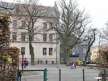 Blick in den Pausenhof der Lutherschule. Wenn auch das Kinderhaus hier einzieht, werde der Pausenhof entsprechend umgestaltet, verspricht Dritter Bürgermeister Thomas Nowak. Außerdem kommt dann das Schieferhaus rechts (Goethestraße 1) hinzu.  Foto: Simone Bastian