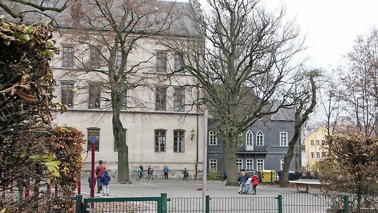 Blick in den Pausenhof der Lutherschule. Wenn auch das Kinderhaus hier einzieht, werde der Pausenhof entsprechend umgestaltet, verspricht Dritter Bürgermeister Thomas Nowak. Außerdem kommt dann das Schieferhaus rechts (Goethestraße 1) hinzu.  Foto: Simone Bastian