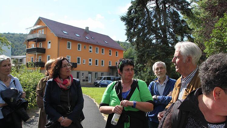 Auch dieses Haus steht heute noch. Walter Schöpfner (rechts) erzählt vom Kurbetrieb des 20. Jahrhunderts. Foto: Ulrike Müller