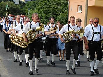 Sternenmarsch zum Auftakt: Die Oberbacher Blaskapelle (im Bild) lud zum Fest. Auch die befreundeten Kapellen aus Riedenberg, Wildflecken und Schönderling machten sich auf den Weg. Foto: Sebastian Schmitt