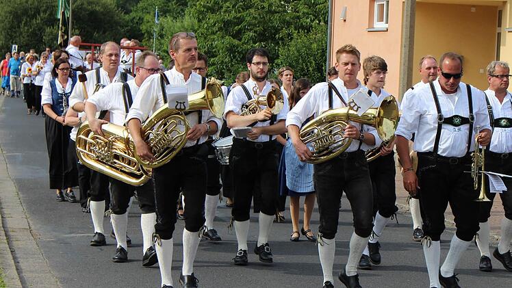 Sternenmarsch zum Auftakt: Die Oberbacher Blaskapelle (im Bild) lud zum Fest. Auch die befreundeten Kapellen aus Riedenberg, Wildflecken und Schönderling machten sich auf den Weg. Foto: Sebastian Schmitt