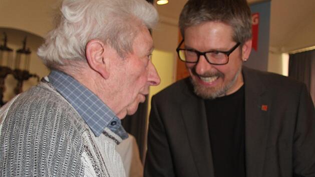 Die Ehrung aus den H&auml;nden des NGG-Gesch&auml;ftsf&uuml;hrers Michael Grundl freute Kurt Grampp aus Kulmbach: Grampp ist seit 70 Jahren bei der NGG. Foto: Sonny Adam