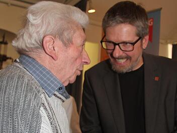 Die Ehrung aus den Händen des NGG-Geschäftsführers Michael Grundl freute Kurt Grampp aus Kulmbach: Grampp ist seit 70 Jahren bei der NGG. Foto: Sonny Adam