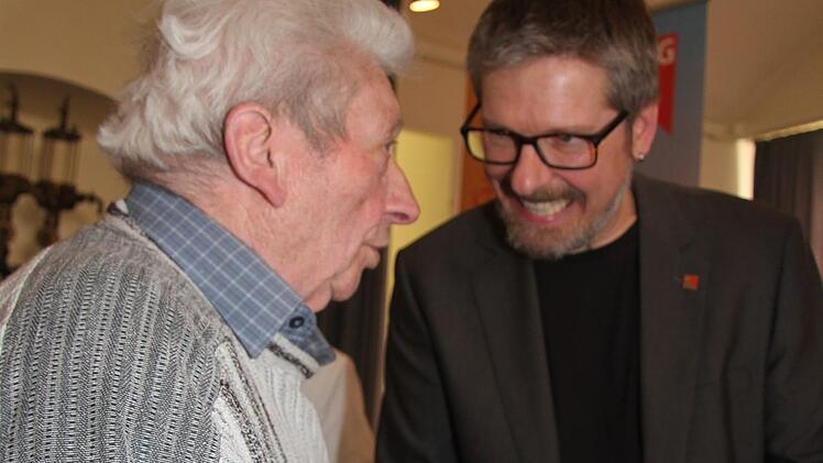 Die Ehrung aus den Händen des NGG-Geschäftsführers Michael Grundl freute Kurt Grampp aus Kulmbach: Grampp ist seit 70 Jahren bei der NGG. Foto: Sonny Adam