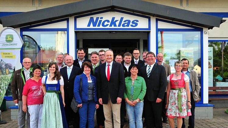 Der Kulmbacher BBV-Kreisvorstand traf sich auf dem Gelände des Landtechnikunternehmens Nicklas in Schirradorf zum Meinungsaustausch mit dem Präsidenten des Deutschen Bauernverbandes, Joachim Rukwied. Foto: Stephan Herbert Fuchs