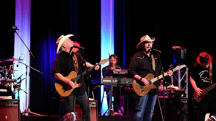 Country-Musik im Weltklasseformat: die Bellamy-Brothers bei ihrem Auftritt in der Kulmbacher Dr.-Stammberger-Halle.Foto: Stephan Herbert Fuchs