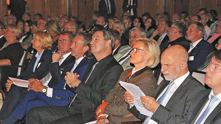 400 bayerische Hoteliers und Gastwirte waren zum Gastgebertag in den  Arkadenbau gekommen. Eingeladen war auch Finanzminister Markus Söder (Bildmitte). Rechts neben ihm die Präsidentin des Hotel- und  Gaststättenverbandes, Angela Inselkammer Oberbürgermeister Kai Blankenburg.  Dieter Britz
