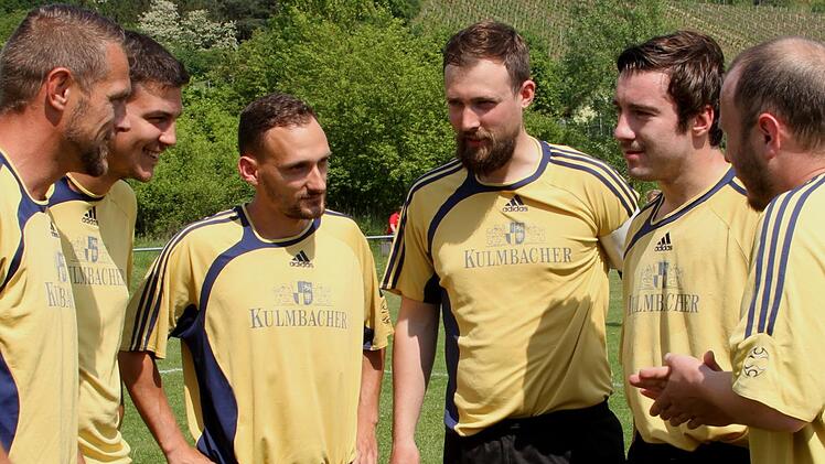 Die Spielertrainer schwören Timothy Moser, Alex Hornung, Michael Rahm, Kapitän Peter Schick, Daniel Müller und Oliver Glos ein (v. l.).