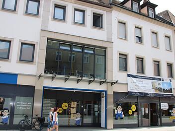 Bereits Anfang der 30er Jahre betrieb die Familie Heilmann ein Geschäft in der Forchheimer Hauptstraße. In seiner aktuellen Form entstand das Heilmann-Haus 1973. Bis zum Jahresende soll es verkauft sein. Fotos: Ekkehard Roepert