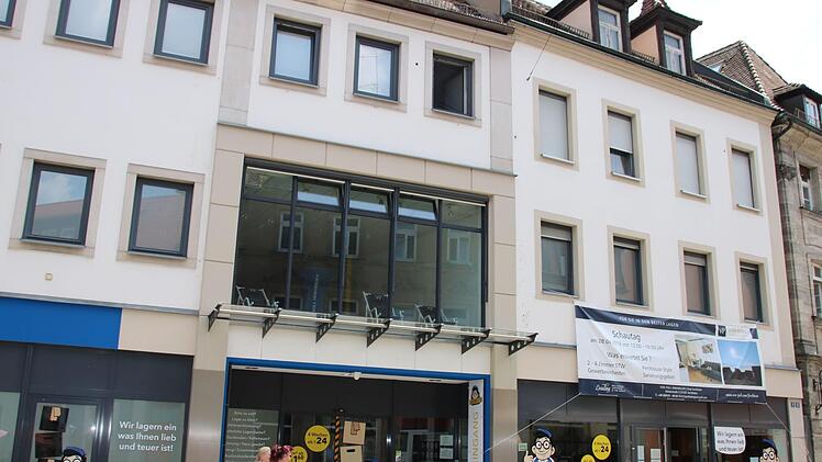 Bereits Anfang der 30er Jahre betrieb die Familie Heilmann ein Geschäft in der Forchheimer Hauptstraße. In seiner aktuellen Form entstand das Heilmann-Haus 1973. Bis zum Jahresende soll es verkauft sein. Fotos: Ekkehard Roepert