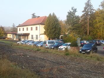 Einen Rahmenplan für das Bahnhofsareal (Foto) und das Umfeld der Georgi-Kurhalle mit Georgi-Kurpark hat der Bad Brückenauer Stadtrat in Auftrag gegeben. Es geht dabei nicht nur um die optisch attraktive Gestaltung, sondern unter anderem auch um künftige Nutzungsmöglichkeiten.Foto: Rolf Pralle