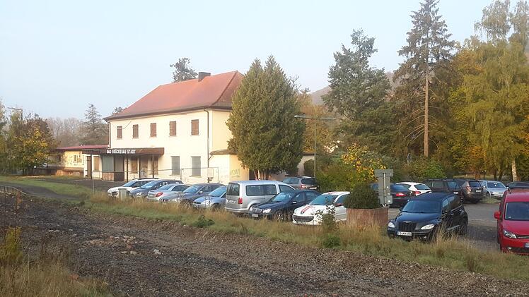 Einen Rahmenplan für das Bahnhofsareal (Foto) und das Umfeld der Georgi-Kurhalle mit Georgi-Kurpark hat der Bad Brückenauer Stadtrat in Auftrag gegeben. Es geht dabei nicht nur um die optisch attraktive Gestaltung, sondern unter anderem auch um künftige Nutzungsmöglichkeiten.Foto: Rolf Pralle