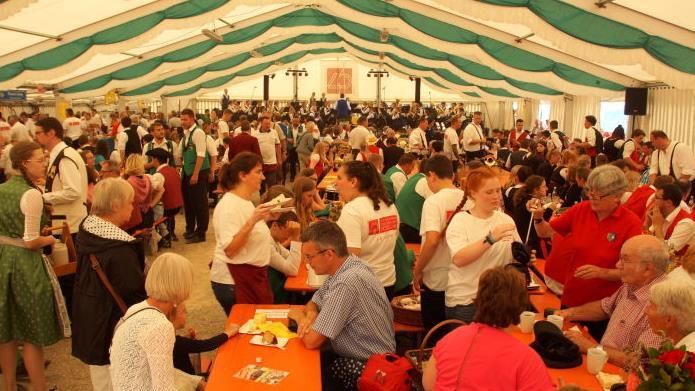 Im Festzelt ging es hoch her.