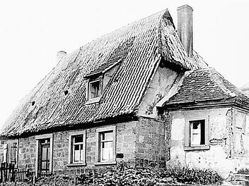 Das Bild zeigt das alte Siechenhaus in Zeil am Main. Es steht noch heute an der Bamberger Straße. In den Siechenhäusern - oft außerhalb der Stadtmauern - isolierte man Pockenkranke. Fast 200 Jahre vergingen, bis die Pocken offiziell als ausgerottet galten. Foto: Ludwig Leisentritt