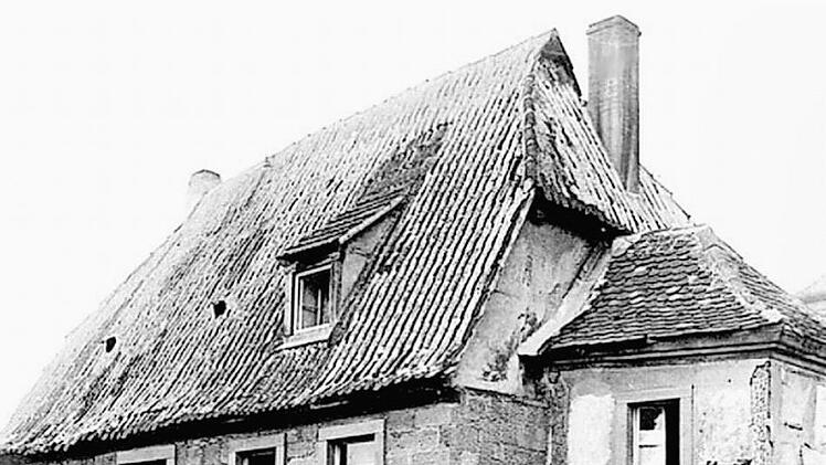 Das Bild zeigt das alte Siechenhaus in Zeil am Main. Es steht noch heute an der Bamberger Straße. In den Siechenhäusern - oft außerhalb der Stadtmauern - isolierte man Pockenkranke. Fast 200 Jahre vergingen, bis die Pocken offiziell als ausgerottet galten. Foto: Ludwig Leisentritt