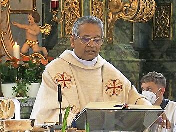 Pfarrer Francis Plakkil beim Abschiedsgottesdienst