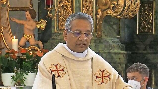 Pfarrer Francis Plakkil beim Abschiedsgottesdienst