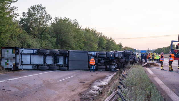A70 bei Schweinfurt: 3.000 Liter Milch fluten Autobahn - Lkw umgekippt