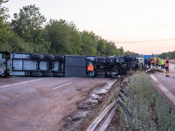 A70 bei Schweinfurt: 3.000 Liter Milch fluten Autobahn - Lkw umgekippt