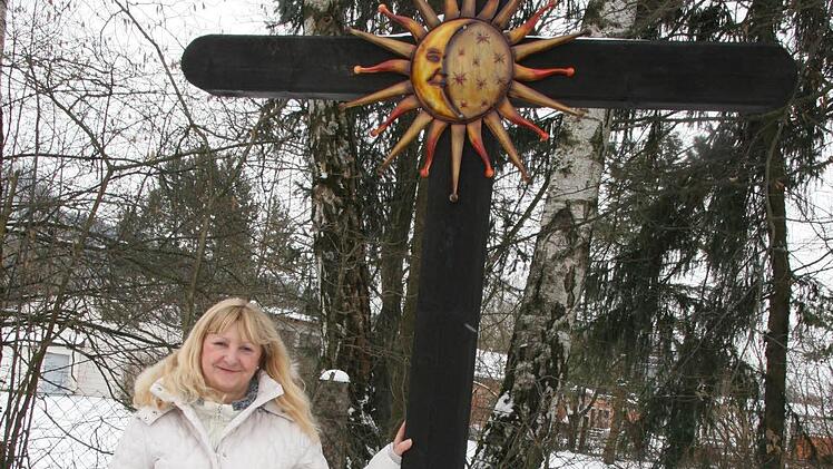 Monika Lederer würde nur zu gerne wissen, warum einst das Kreuz - gleich bei ihrem Grundstück - aufgestellt worden ist. Foto: Sonja Adam