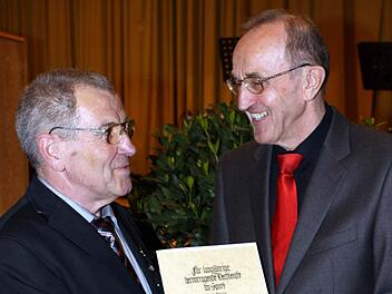 Seit Jahrzehnten gehört Horst Hofmann der Führungsmannschaft an - davon viele Jahre als Vorsitzender. Jetzt erhielt er von Karl H. Fick die goldene Verdienstnadel mit Kranz des BLSV. Foto: Wunder