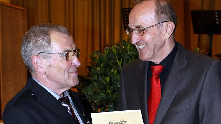 Seit Jahrzehnten gehört Horst Hofmann der Führungsmannschaft an - davon viele Jahre als Vorsitzender. Jetzt erhielt er von Karl H. Fick die goldene Verdienstnadel mit Kranz des BLSV. Foto: Wunder