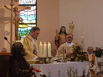 Regionalbischof Georg Holzschuh (l.) überreichte Pater Ludwig Müller (rechts, stehend) die Ernennungsurkunde. Foto: Pauline Lindner