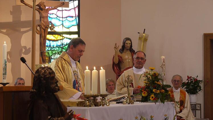 Regionalbischof Georg Holzschuh (l.) überreichte Pater Ludwig Müller (rechts, stehend) die Ernennungsurkunde. Foto: Pauline Lindner